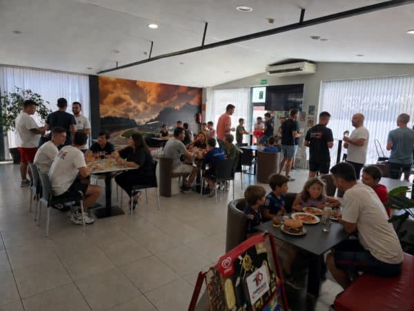Grupos y familias en la zona social de Tarraco Karting