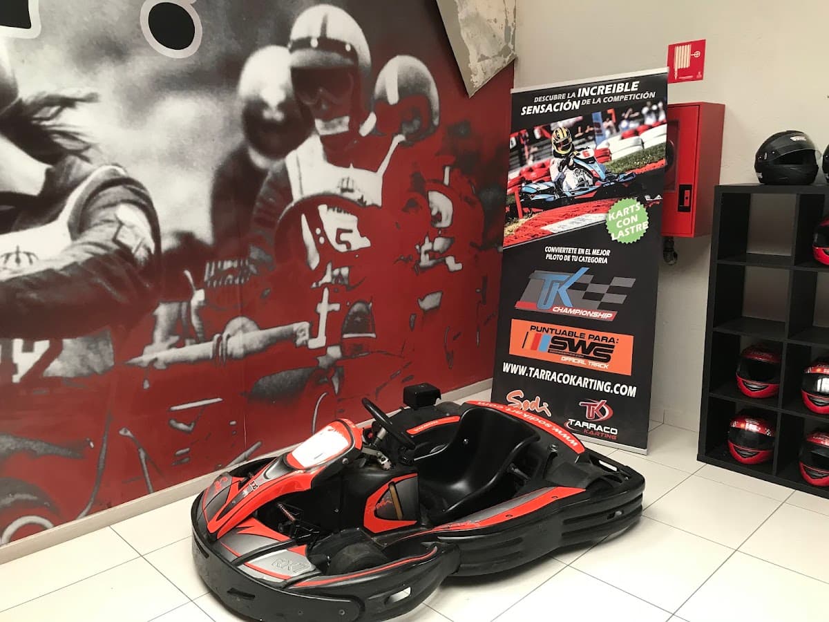 Kart SODI de Tarraco Karting junto a los cascos de pista