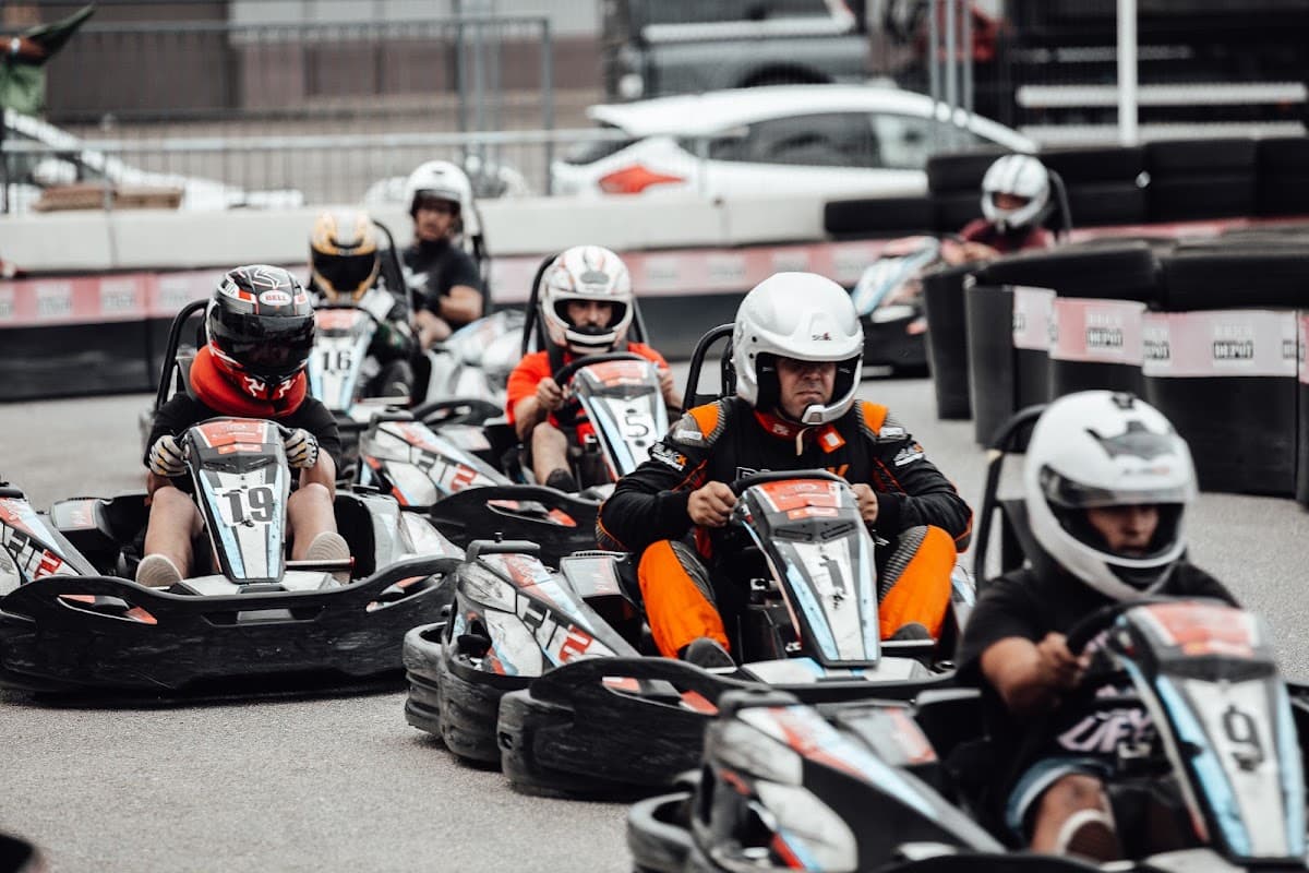 Parrilla de salida con varios pilotos listos para rodar en Tarraco Karting