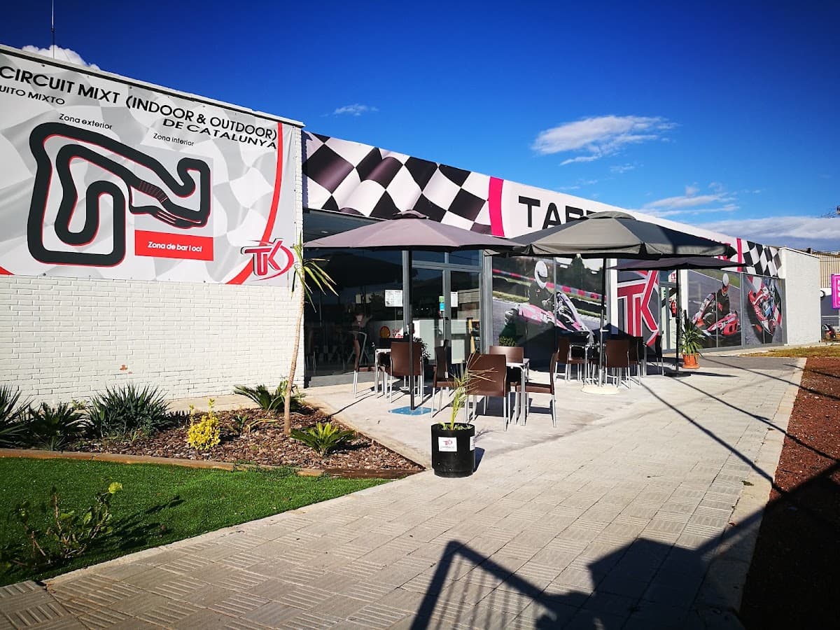 Fachada de Tarraco Karting con el mapa del circuito mixto indoor y outdoor