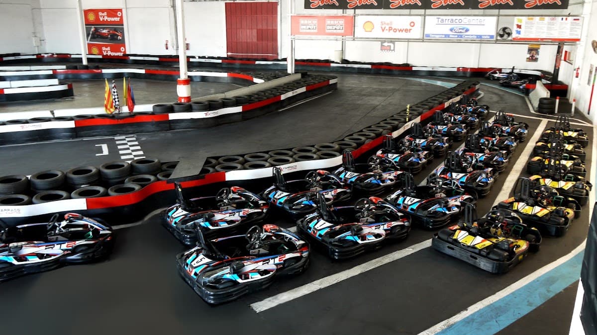 Piloto tomando una curva a alta velocidad en el circuito de Tarraco Karting