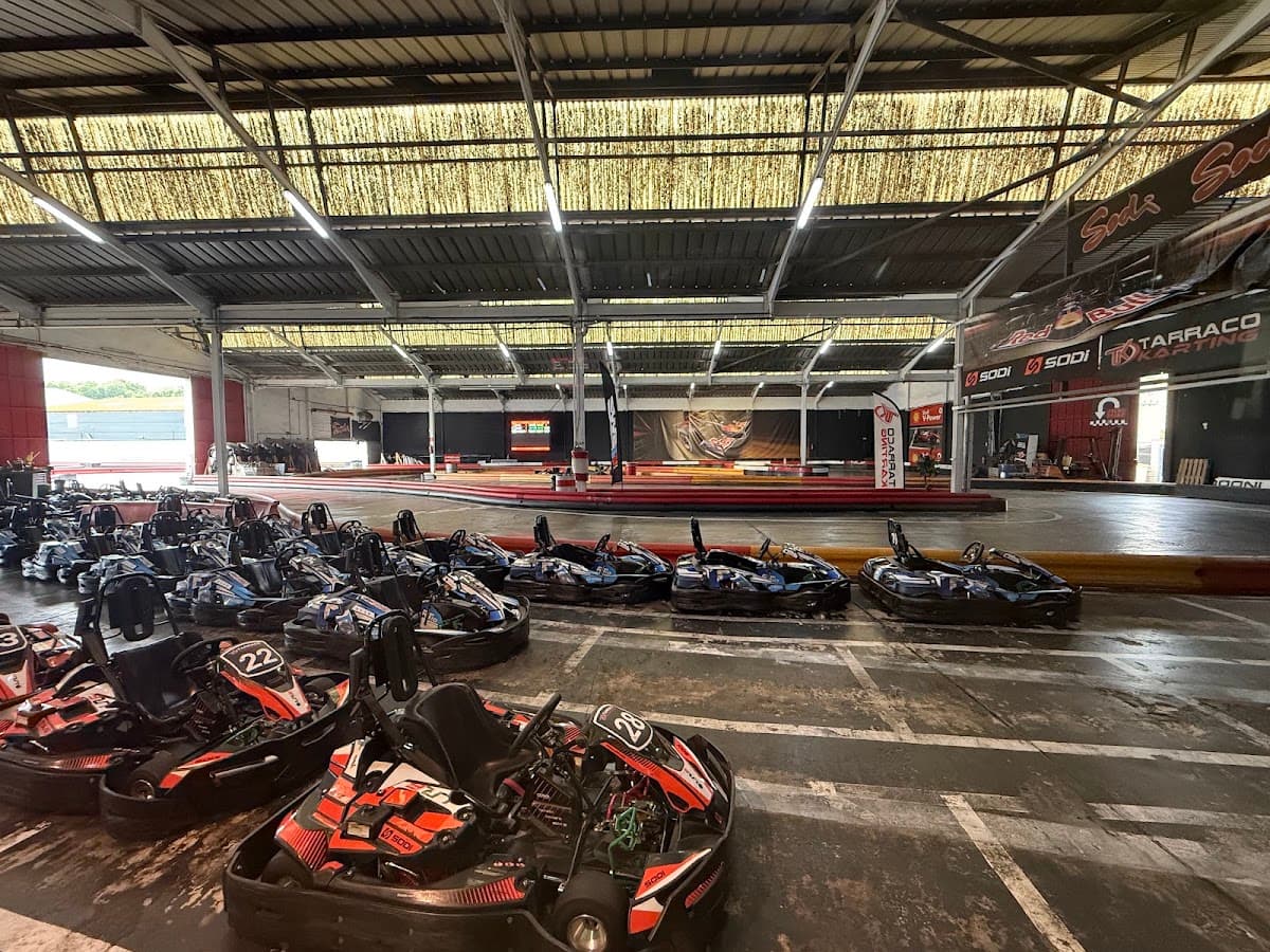 Salida de una tanda de karts en la parrilla de Tarraco Karting